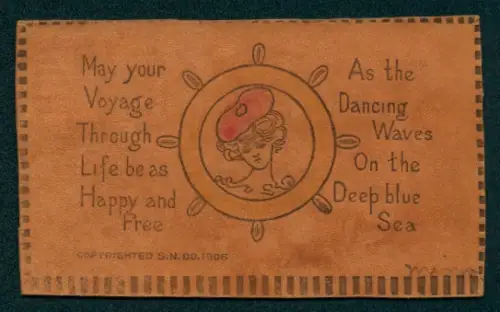 Leder-AK Portrait einer hübschen Frau mit Mütze in einem Steuerrad