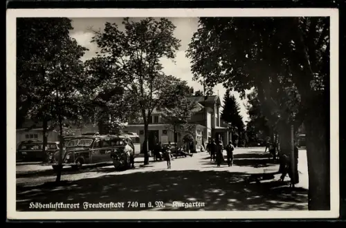 AK Freudenstadt, Bus der Auto-Union im Kurgarten mit Passanten