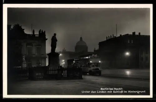 AK Berlin, Unter den Linden bei Nacht, Schloss im Hintergrund