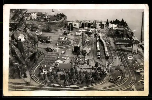 Foto-AK Modellbaueisenbahn mit Fabrik und kleinem Waldstück