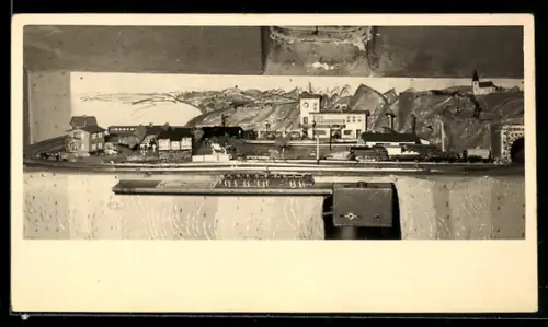 AK Modellbaueisenbahn mit Tunnel durch einen Berg
