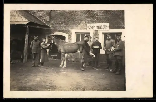 Foto-AK Männer mit Pferd vor einer Schmiede
