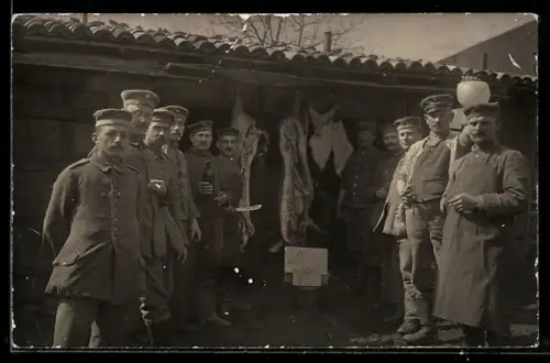 Foto-AK Fleischer in Uniform vor einem Lager