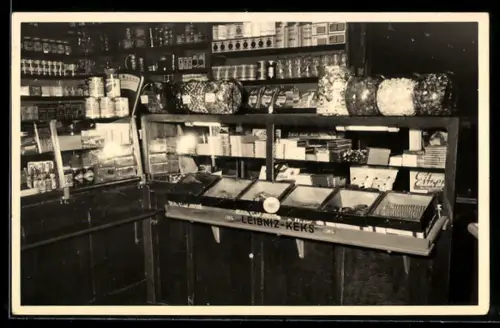 AK Geschäft mit diversen Süssigkeiten, darunter Leibniz-Kekse