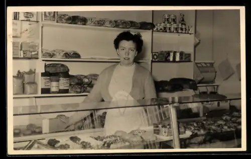 AK Frau hinter einer Bäckerei-Theke