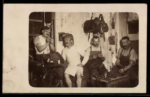 Foto-AK Schuhmacher bei der Arbeit