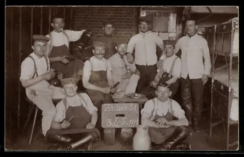 Foto-AK Soldaten des 3. Eskadrons einer Kavallerieeinheit beim Stiefelputzen