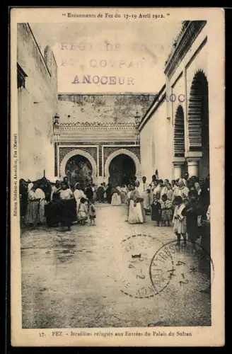 AK Fez, Israélites réfugiés aux Entrées du Palais du Sultan