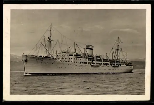 AK Passagierschiff Grusija passiert eine Küstenlinie