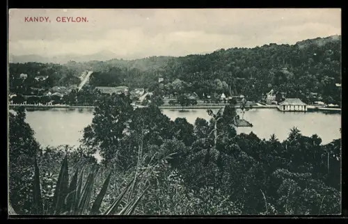 AK Kandy, Blick auf den See und Uferbauten