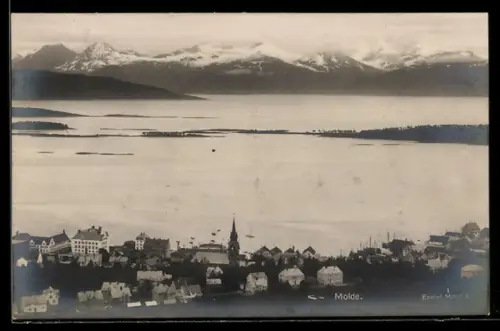 AK Molde, Stadtpanorama am Fjord mit Kirchturm und schneebedeckten Bergen