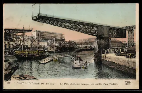 AK Brest, Port Militaire, Le Pont National, ouvert, La sortie dun Voilier