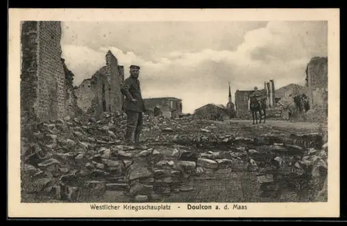 AK Doulcon a. d. Maas, Soldat in den Trümmern des Ortes