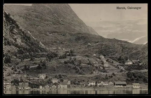 AK Merok, Geiranger, Uferpartie mit Häusern und Bergen