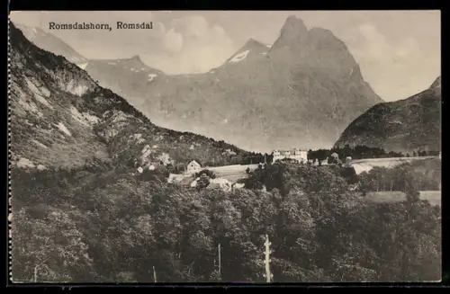 AK Romsdalshorn, Romsdal, Bergpanorama mit Tal und Häusern