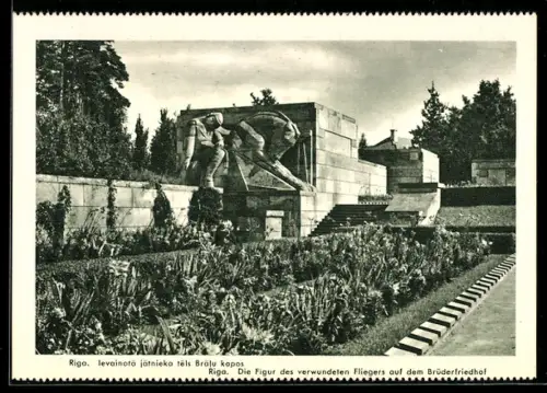 AK Riga, Die Figur des verwundeten Fliegers auf dem Brüderfriedhof