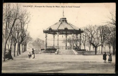 AK Valence, Kiosque du Champ de Mars, dans le fond Crussol
