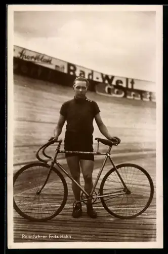AK Rennfahrer Fritz Hahn mit seinem Rennrad im Stadion