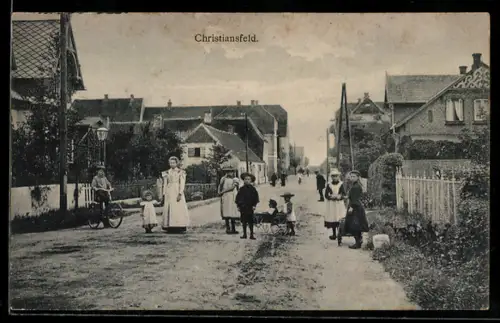 AK Christiansfeld, Strassenpartie mit Passanten und Wohnhäusern im Jahr 1929