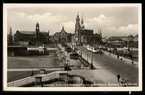 AK Dresden, Schloss, Ständehaus, Katholische Kirche und Friedrich-August-Brücke mit Strassenbahn