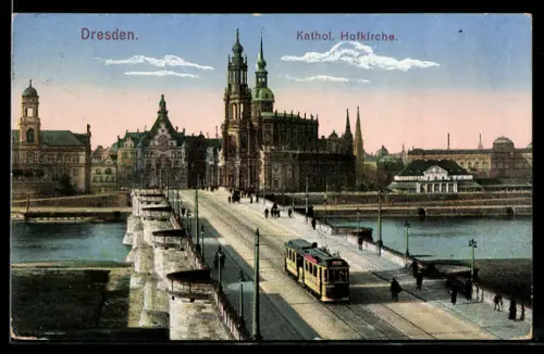 AK Dresden, Strassenbahn auf der Brücke mit Blick auf die katholische Hofkirche