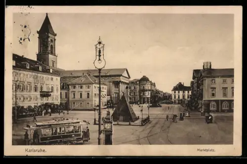 AK Karlsruhe, Strassenbahn auf dem Marktplatz