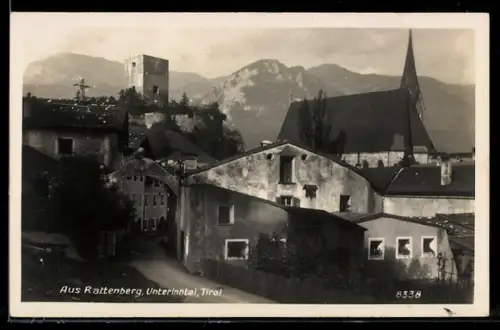 AK Rattenberg /Unterinntal, Teilansicht des Ortes mit Kirche und Gebirgspanorama