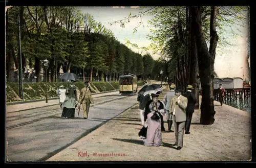 AK Kiel, Wasserstrasse mit Spaziergängern und Strassenbahn