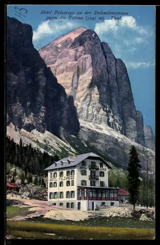 AK Falzarego, Hotel Falzarego an der Dolomitenstrasse gegen die Tofana gesehen