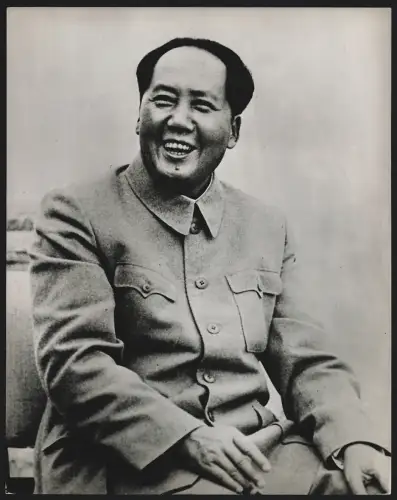 Fotografie Ehemaliger Staatspräsident der Volksrepublik China Mao Tse-Tung in charakteristischer Kleidung, 20 x 25cm