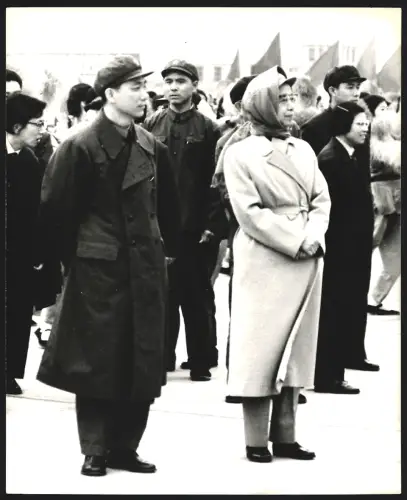 Fotografie Chiang Ching, Gattin von Mao, mit Wang Hung-wen, Mitglied des Politbüros, Grossformat 21 x 25cm