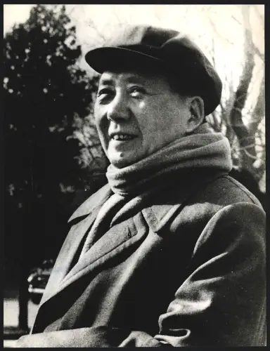 Fotografie Ehemaliger Staatspräsident der Volksrepublik China Mao Tse-Tung mit Schal und Mütze, Grossformat 22 x 28cm