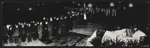 Fotografie Ehemaliger Staatspräsident der Volksrepublik China Mao Tse-Tung auf seinem Totenbett, Witwe Chiang Ching