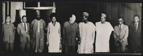 Fotografie Ehemaliger Staatspräsident der Volksrepublik China Mao Tse-Tung mit nigerianischen Anführern in Beijing