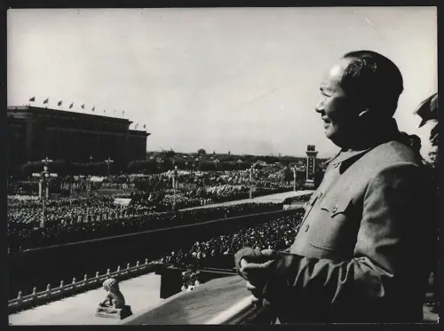 Fotografie Ehemaliger Staatspräsident der Volksrepublik China Mao Tse-Tung vor einer Menschenmenge