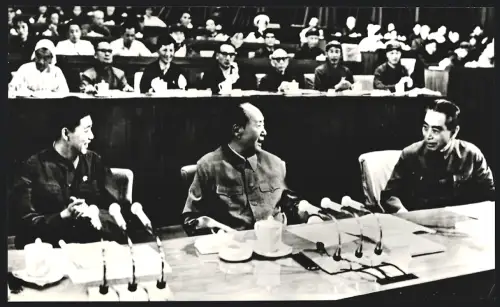 Fotografie Ehemaliger Staatspräsident der Volksrepublik China Mao Tse-Tung mit Wang Hung-wen und Chou-En-Lai