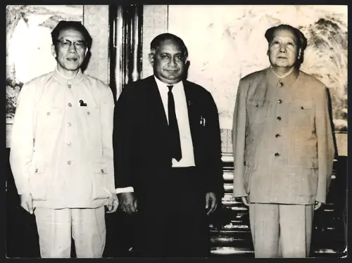 Fotografie Ehemaliger Staatspräsident der Volksrepublik China Mao Tse-Tung mit N. Shanmugathasan und Liu Ning-yi