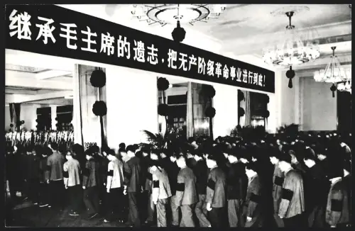 Fotografie Menschenmenge zur Beerdigung von Mao Tse-Tung, Grossformat 25 x 16cm