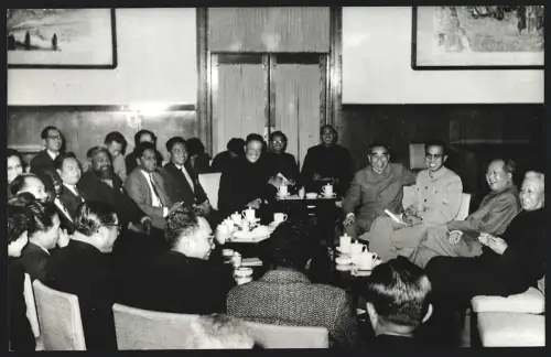 Fotografie Ehemaliger Staatspräsident der Volksrepublik China Mao Tse-Tung mit Liu Shao-chi und Chou en-lai, 25 x 16cm