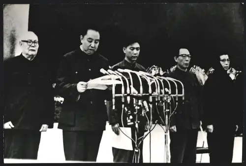 Fotografie Grabrede von Hua Kuo-feng für Mao Tse-Tung, ausserdem Yeh Chien-ying, Wang Hung-wen, Grossformat 25 x 17cm