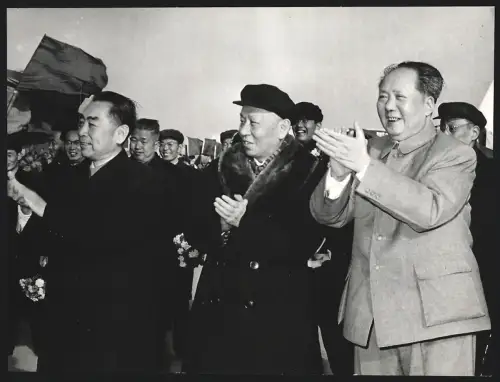 Fotografie Ehemaliger Staatspräsident der Volksrepublik China Mao Tse-Tung mit Chou En-lai am Flughafen in Beijing