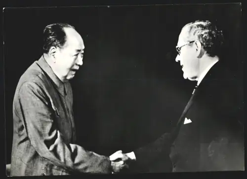 Fotografie Ehemaliger Staatspräsident der Volksrepublik China Mao Tse-Tung schüttelt die Hand von Poul Hartling