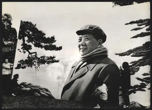Fotografie Ehemaliger Staatspräsident der Volksrepublik China Mao Tse-Tung mit Schal und Mütze, Grossformat 25 x 18cm