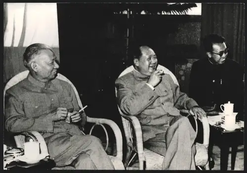 Fotografie Ehemaliger Staatspräsident der Volksrepublik China Mao Tse-Tung mit Liu Shao Chi in Beijing, 26 x 18cm