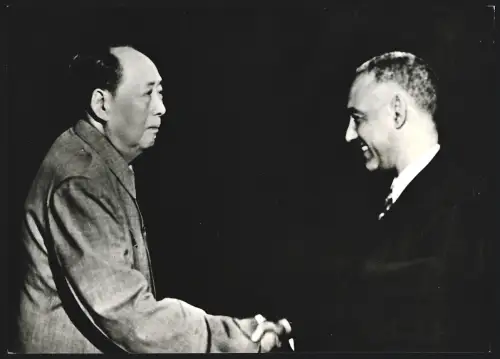 Fotografie Ehemaliger Staatspräsident der Volksrepublik China Mao Tse-Tung mit Ould Daddah von Mauretanien, 25 x 18cm