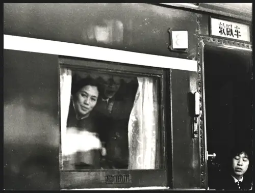 Fotografie Vietnamesische Politikerin und Widerstandskämpferin Nguyen Thi Bình bei ihrer Ankunft in Beijing, 25 x 19cm