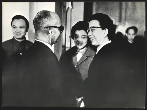 Fotografie Chiang Ching, Gattin von Mao Tse-Tung, begrüsst Dr. Williams, Premierminister von Trinidad und Tobago