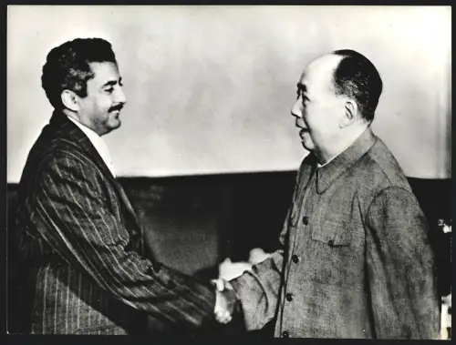 Fotografie Ehemaliger Staatspräsident der Volksrepublik China Mao Tse-Tung schüttelt die Hand von Salem Robaya aus Jemen