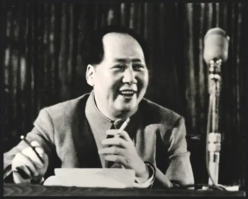 Fotografie Ehemaliger Staatspräsident der Volksrepublik China Mao Tse-Tung mit Zigarette im Jahr 1955