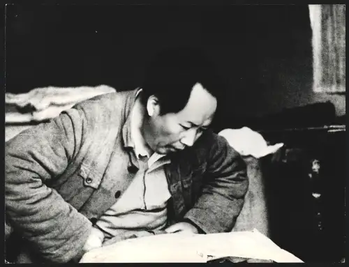 Fotografie Ehemaliger Staatspräsident der Volksrepublik China Mao Tse-Tung in Nord-Shensi im Jahr 1947, 25 x 19cm